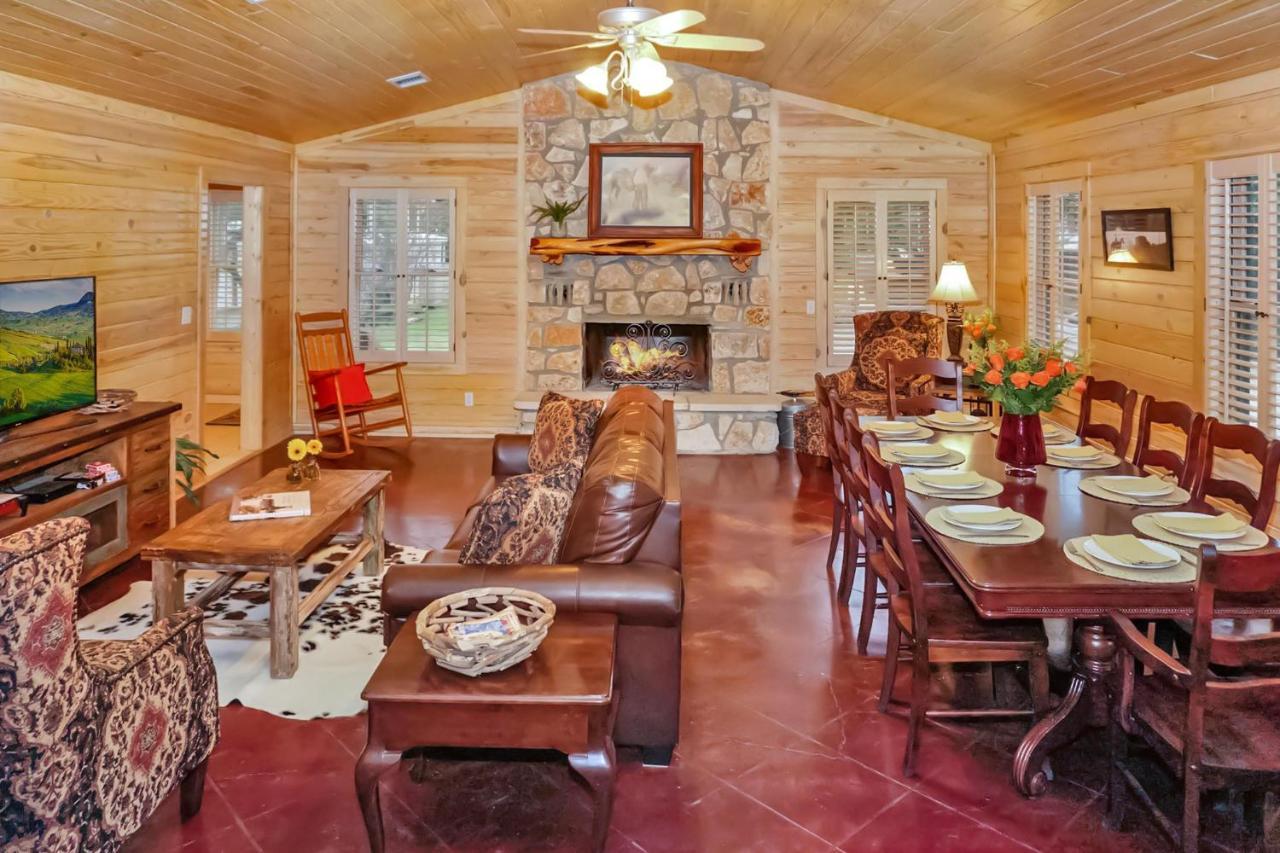 Wimberley Log Cabins Resort And Suites- The Oak Lodge Εξωτερικό φωτογραφία