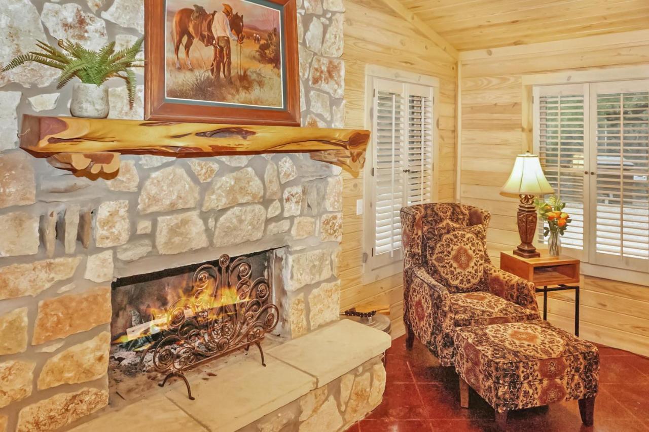 Wimberley Log Cabins Resort And Suites- The Oak Lodge Εξωτερικό φωτογραφία