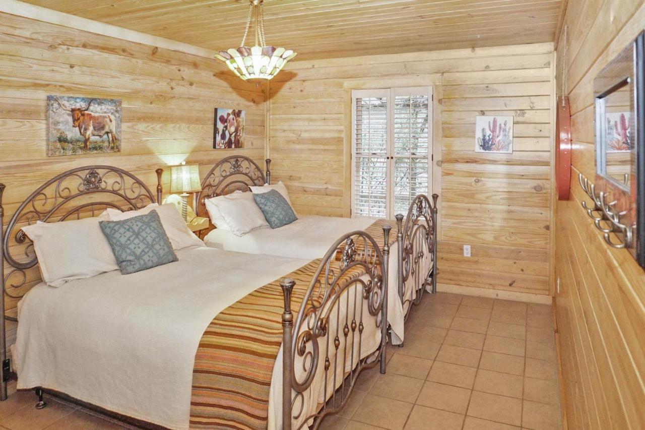 Wimberley Log Cabins Resort And Suites- The Oak Lodge Εξωτερικό φωτογραφία